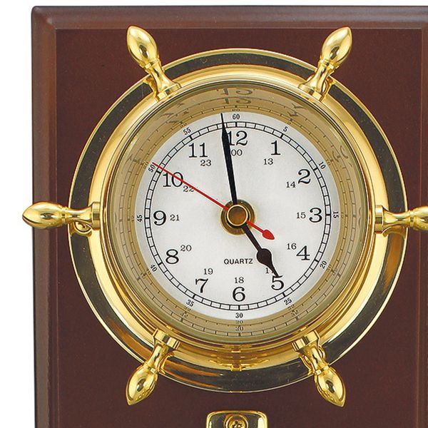 Uhr & Glocke auf Holzbrett