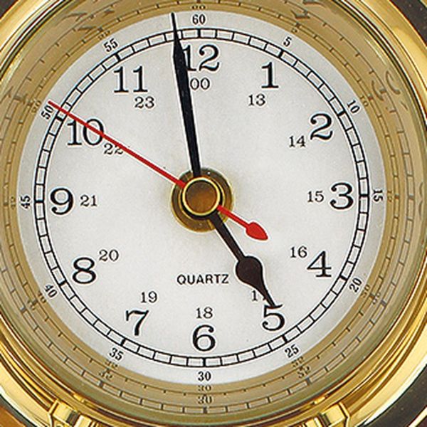Uhr & Glocke auf Holzbrett