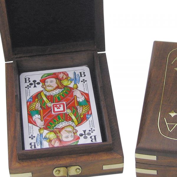 Spielkarten in Holzbox