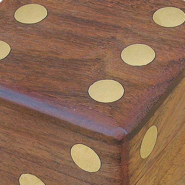 Würfel in Holzbox