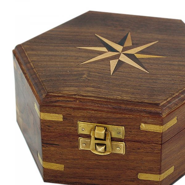 Holzbox mit Windrose-Inlay