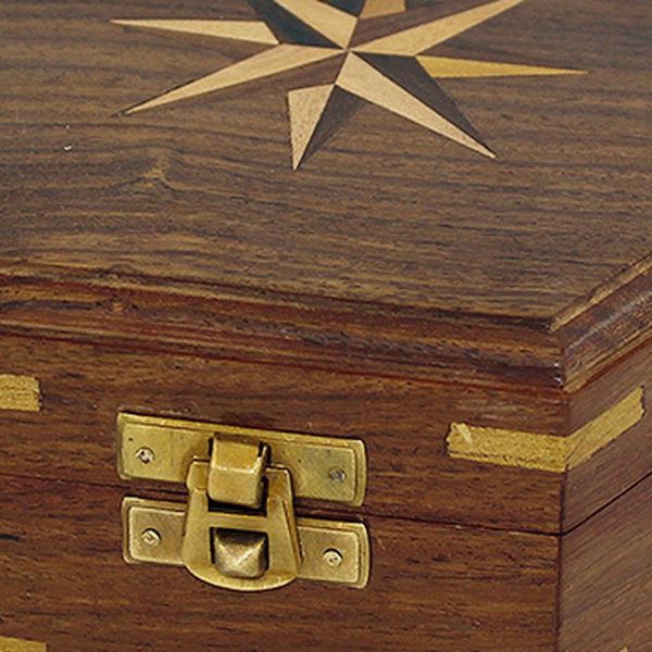 Holzbox mit Windrose-Inlay