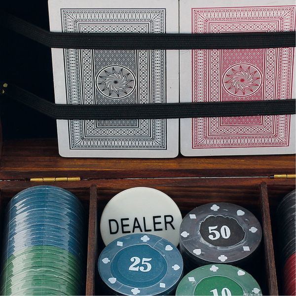 Poker-Spiel in Holzbox