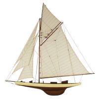Halbrumpf-Segelyacht