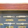 5. Bild Knotentafel hinter Glas 5585